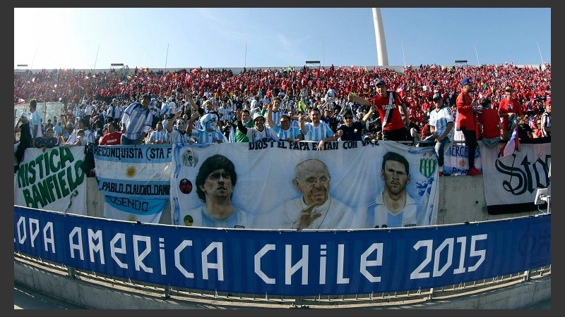 Diego, Francisco y Messi; el trapo que se coló en el Nacional.