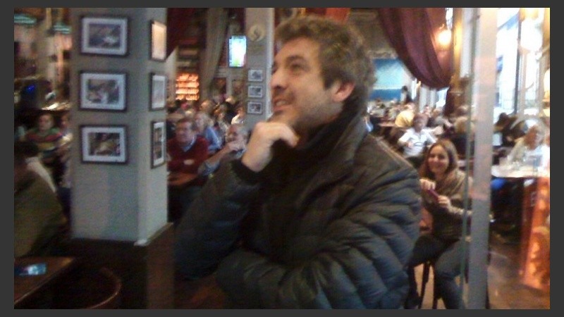 Hincha de la selección de lujo en el tradicional bar del centro.