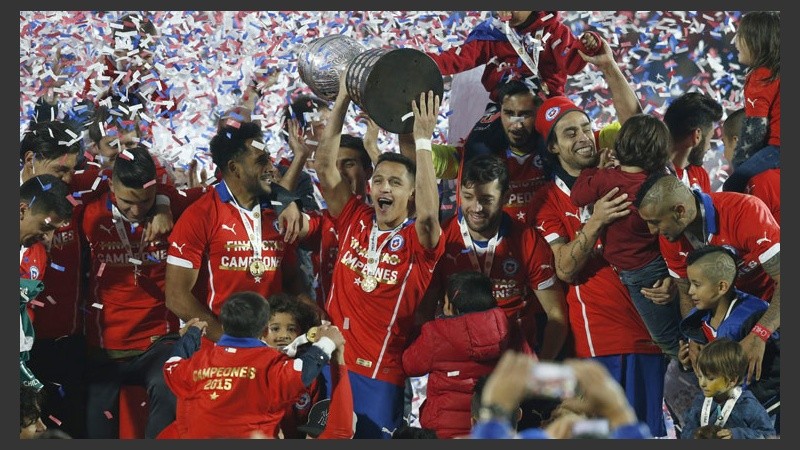 No pudo ser. Chile le ganó por penales a la Argentina y se quedó con la Copa América. (EFE)
