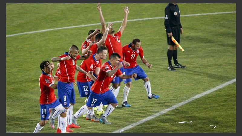 Así festejaron los jugadores chilenos en medio de la cancha tras el penal final. (EFE)