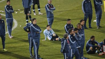 Lio Messi y todo el plantel sin consuelo tras perder por penales. (EFE)