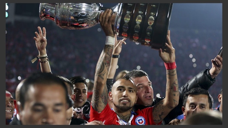 Arturo Vidal levanta el preciado trofeo. Chile ganó el torneo en su propio país.