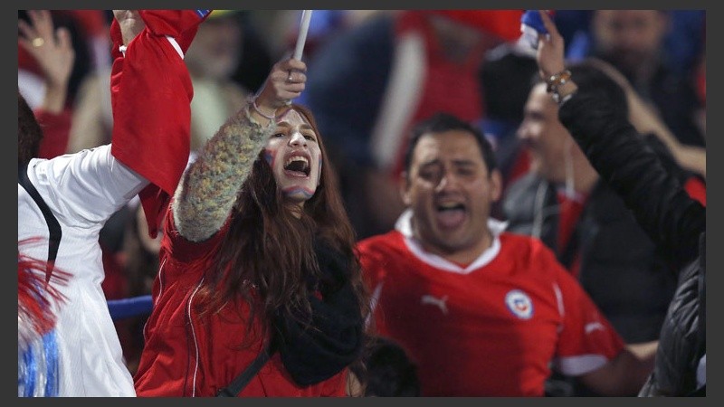 Los chilenos contentos en las tribunas tras la obtención del título en la ciudad de Santiago. (EFE)