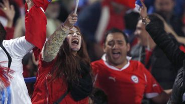 Los chilenos contentos en las tribunas tras la obtención del título en la ciudad de Santiago. (EFE)