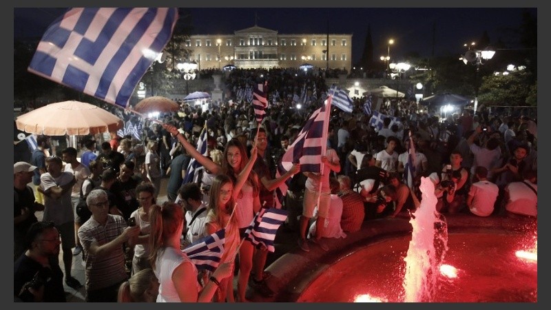 Miles de personas celebraron el resultado ante los primeros datos.