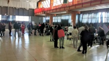 Actividad electoral en un colegio de Marcos Juárez, donde se aplicó el voto electrónico.