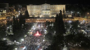 Tras conocerse la victoria del "no", miles de griegos festejaron en la plaza principal de Atenas. (EFE)