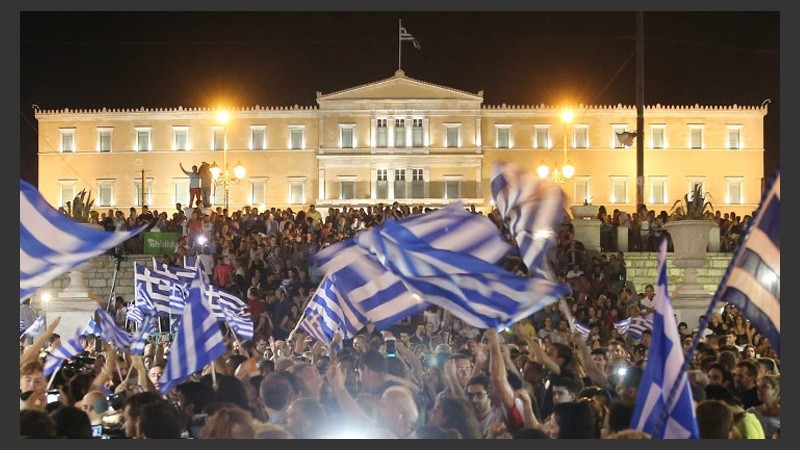 Postal de los festejos. Detrás, el Parlamento griego. (EFE)