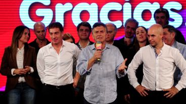 Macri habla desde el escenario, en medio de la fórmula ganadora.