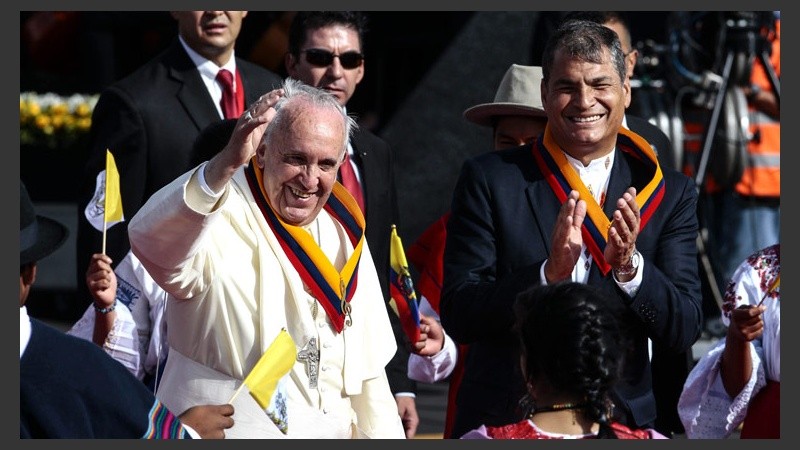 El papa Francisco está en Ecuador y fue recibido por el presidente Rafael Correa. (EFE)
