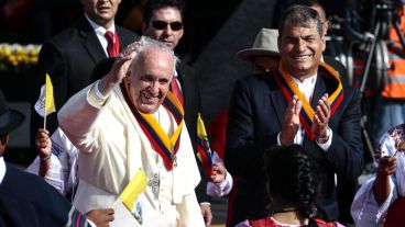 El papa Francisco está en Ecuador y fue recibido por el presidente Rafael Correa. (EFE)