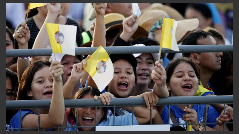 Miles de personas celebran la visita del Sumo Pontífice en Ecuador. (EFE)