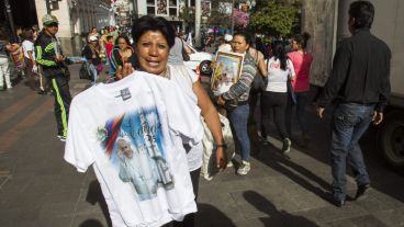 Gran revuelo y mucho merchandising en las calles de Quito. (EFE)