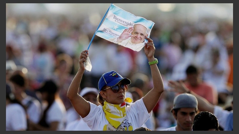 Este lunes el Papa también visitó la ciudad de Guayaquil y sus fieles lo esperaron con banderas y carteles. (EFE)