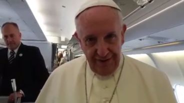 El papa grabó el mensaje en el avión, rumbo a Ecuador.