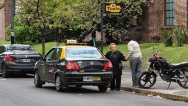 La bajada de bandera podría pasar a 17 pesos antes de fin de año.