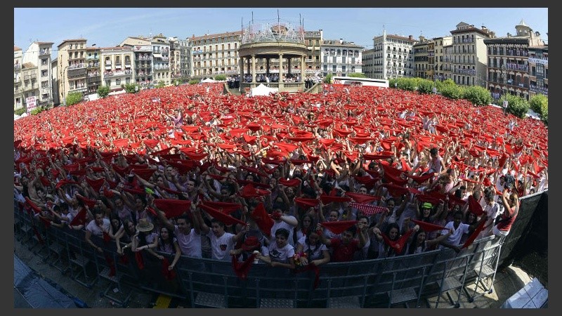 Una multitud en Pamplona para dar comienzo a esta tradición. (EFE)