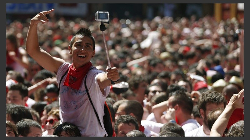 Un joven se filma en medio de la gente en la Plaza Consistorial de la capital pamplonica.  (EFE)