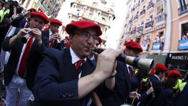 La banda de música "La Pamplonesa" sale después del tradicional Chupinazo para dar por comenzada la fiesta. (EFE)