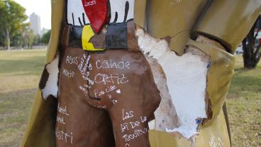 Detalle de las manos arrancadas. La estatua fue instalada en diciembre del 2014. (Rosario3.com)