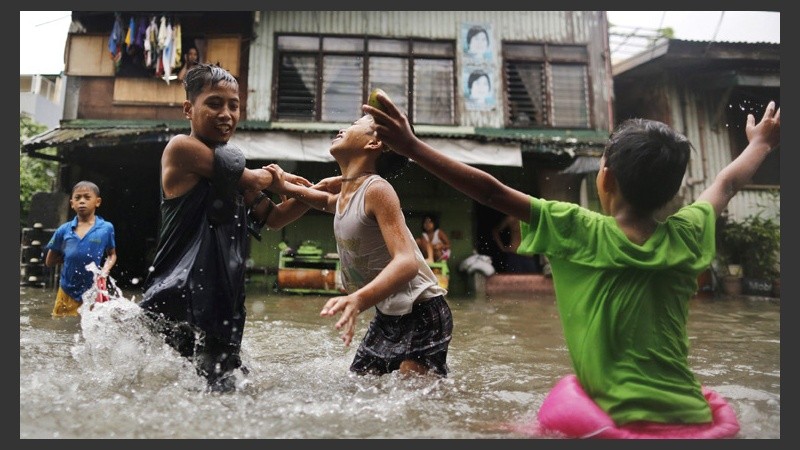 Tormenta tropical deja calles inundadas en varias localidades de Filipinas. (EFE)