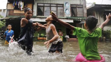 Tormenta tropical deja calles inundadas en varias localidades de Filipinas. (EFE)