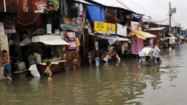 Así quedó una calle inundada en Malabón, al norte de Manila. (EFE)
