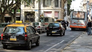 Las tarifas de taxis y remises suben; la de colectivos, todavía en discusión.