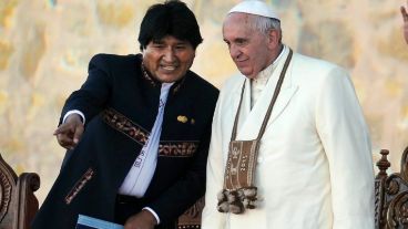 El Papa fue recibido por Evo Morales.