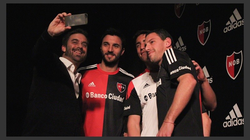 Una selfie con la flamante pilcha. La marca de las tres tiras volvió al club del Parque. (Rosario3.com)