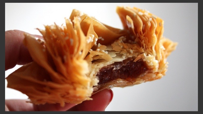 Si bien los fundamentalistas los fríen en grasa, el aceite bien caliente y linpio también juega. Esos sí, hay que esperar un poquito antes de morder.