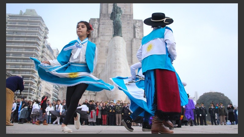 Día de la Independencia: baile, pastelitos y acto oficial en el Monumento. (Rosario3.com)