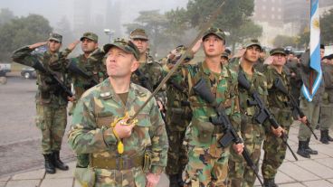 Integrantes del Ejército Argentino saludan a la bandera. (Rosario3.com)