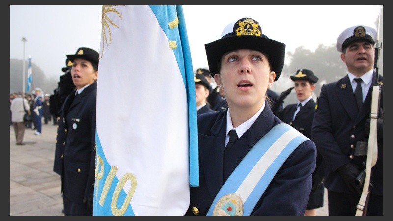 Una joven mira la bandera. No estuvo presente Mónica Fein, quien fue a la asunción del flamante intendente de Montevideo, Uruguay. (Rosario3.com)