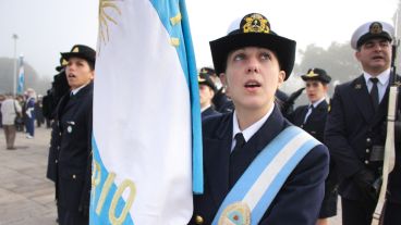 Una joven mira la bandera. No estuvo presente Mónica Fein, quien fue a la asunción del flamante intendente de Montevideo, Uruguay. (Rosario3.com)