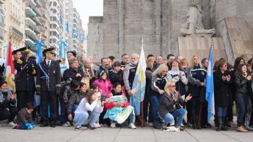 Algunas de las personas que se acercaron al Monumento este jueves patrio. (Rosario3.com)