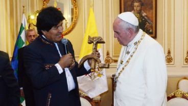 Evo le regala la "cruz comunista" y sorprende a Francisco.