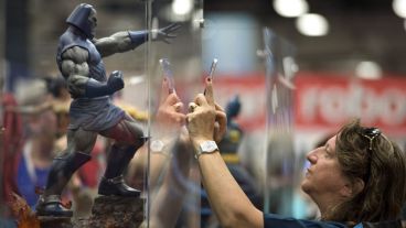 Una mujer fotografía un muñeco en el primer día de la Comic-Con. (EFE)