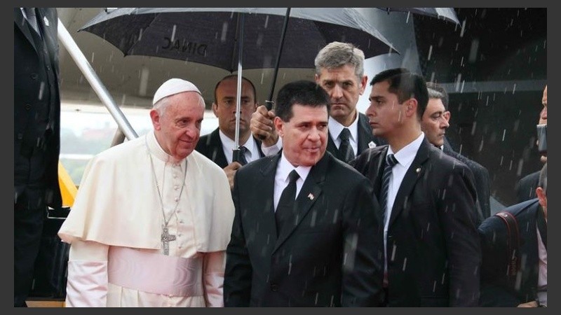 El papa fue recibido por el presidente paraguayo, bajo una intensa lluvia.