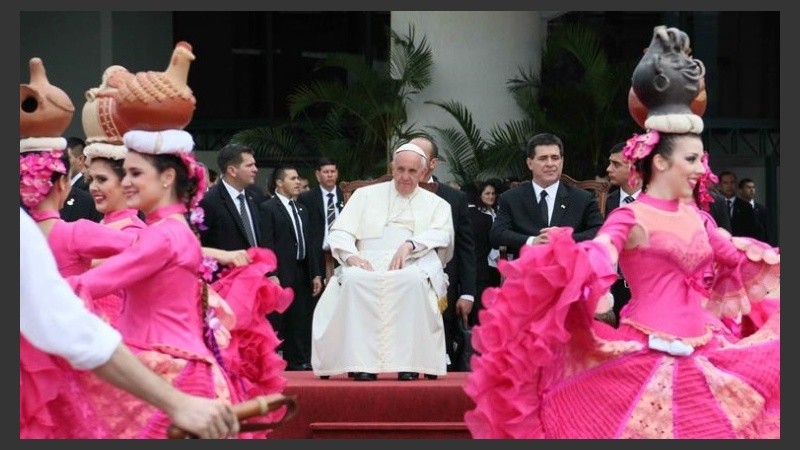 Bailarines recibieron a Francisco en Asunción.