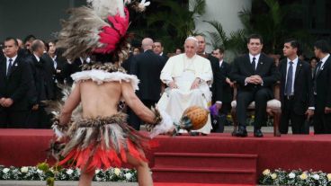 El papa Francisco ya está en Paraguay y fue recibido con gran calidez. (EFE)