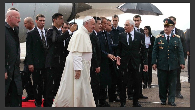Francisco llegó este viernes y se quedará tres días en tierras paraguayas. (EFE)