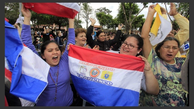 Mucha gente esperaba la llegada del Papa al país vecino. (EFE)