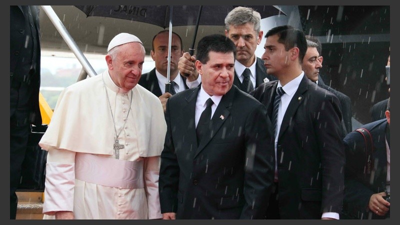 En el aeropuerto de Asunción fue recibido por el presidente de Paraguay Horacio Cartes. (EFE) 