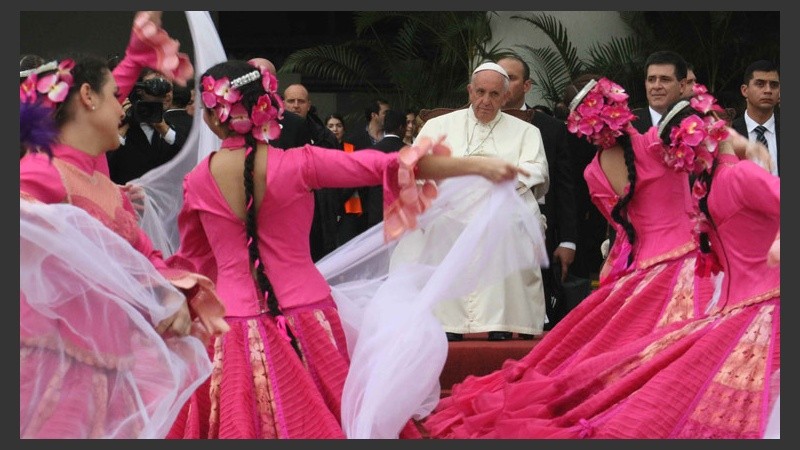 Bailes típicos fueron parte del recibimiento. Paraguay es el último país de una gira por Sudamérica que inició Francisco días atrás. (EFE)