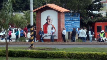 Una pintura con la cara de Juan Pablo II mientras la gente esperaba por Francisco en las calles de Asunción. (EFE)