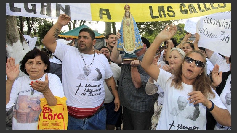 Muchos locales pero también extranjeros que fueron en busca de un saludo del Papa. (EFE)