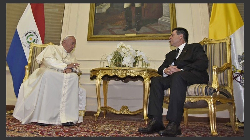 Foto oficial de Francisco y Cartes en sede del Palacio de Gobierno de Paraguay. (EFE)