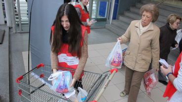 Durante este sábado hasta las 21, colaboradores estarán en la puerta de los supermercados recibiendo alimentos no perecederos. (Rosario3.com)