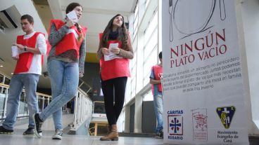 Los jóvenes que reciben donaciones están identificados con una pechera. (Rosario3.com)